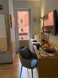 Mycket trevligt rum men gullig balkong ut mot en mysig gård. Rum 111