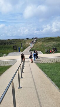 Der Weg zum Strand zunächst über den Deich