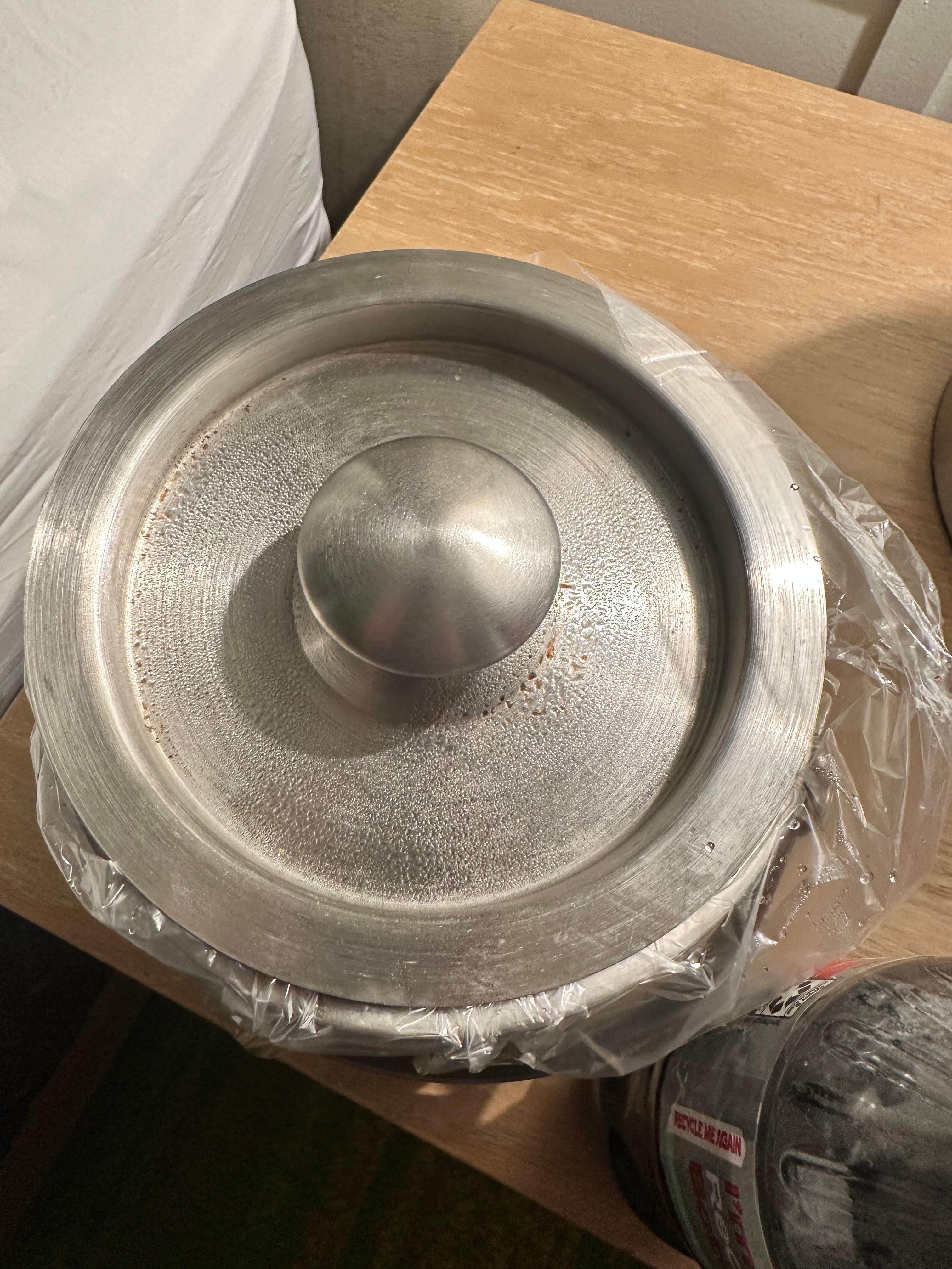 Top of ice bucket was nasty.