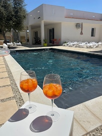 La splendida piscina di white houses, sommersa in un’oasi di pace