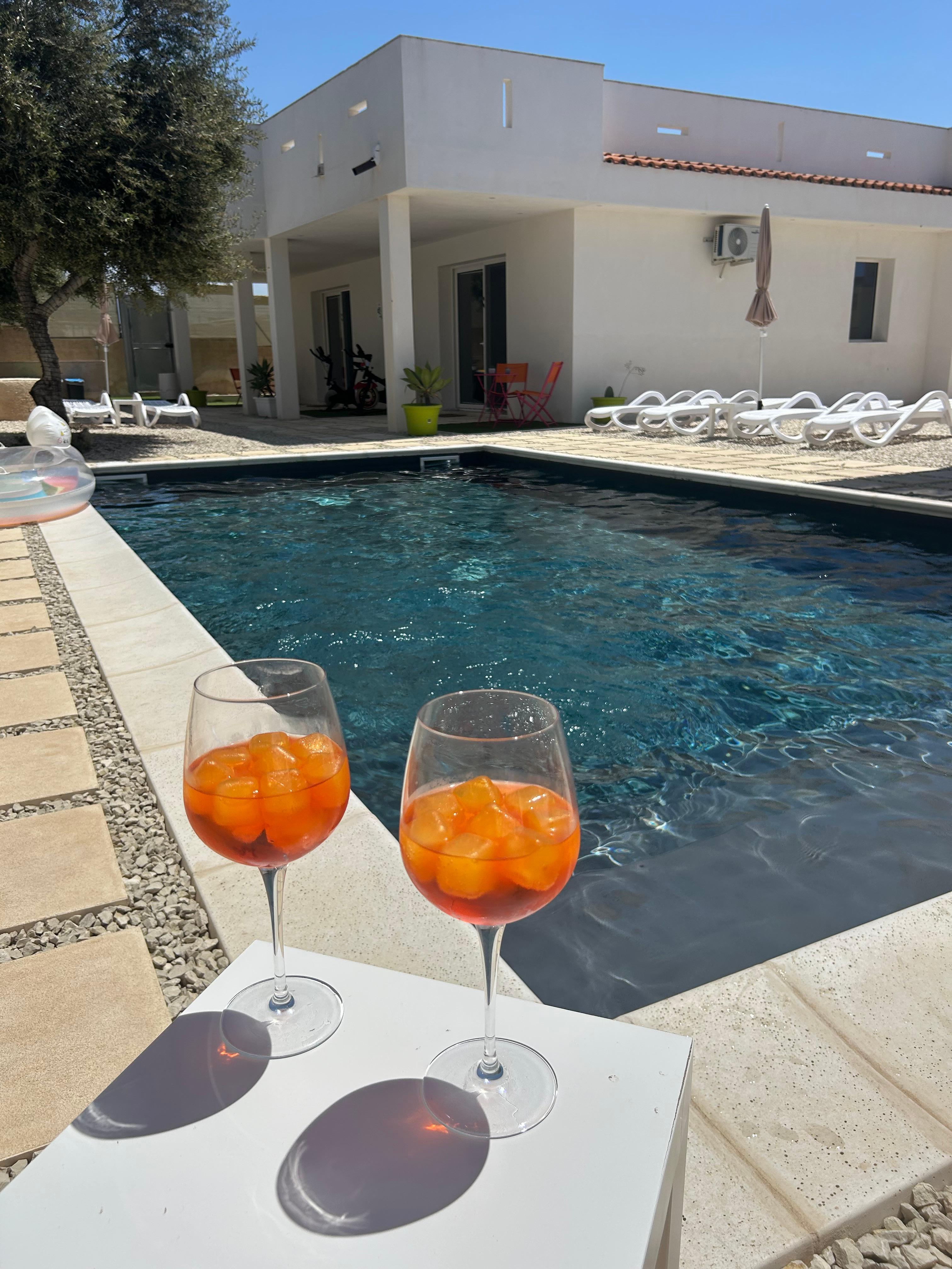 La splendida piscina di white houses, sommersa in un’oasi di pace 