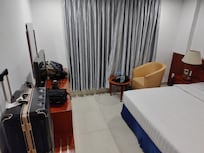 部屋の調度品は少なめ。
子供連れ家族には手狭。
一人旅には最適、夫婦旅行だとまあまあ使える部屋です。
(夫婦なら同じくらいの広さのツインルームがオススメ)