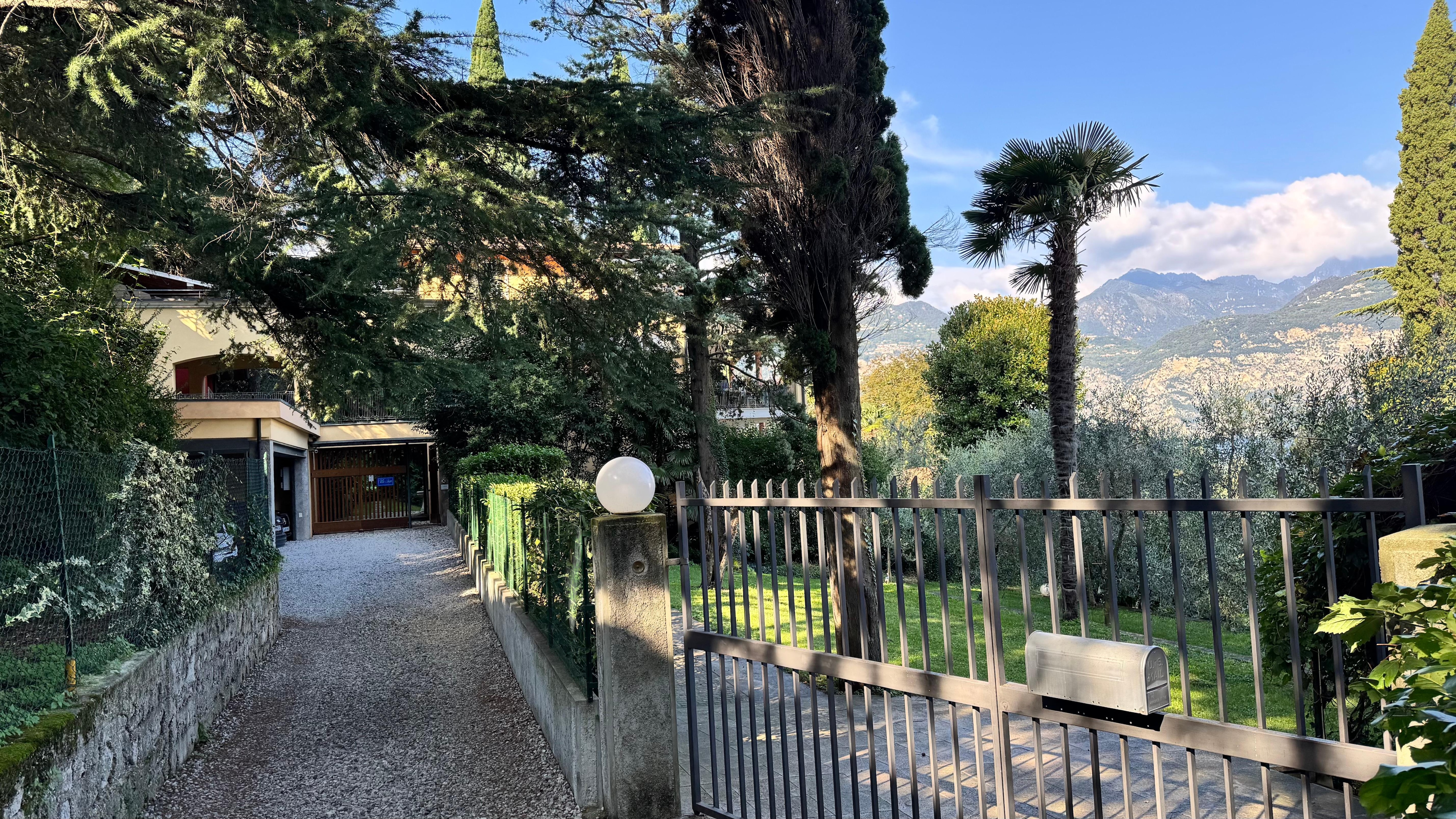 Zufahrt zur Unterkunft, am Hotel Du Lac vorbei.