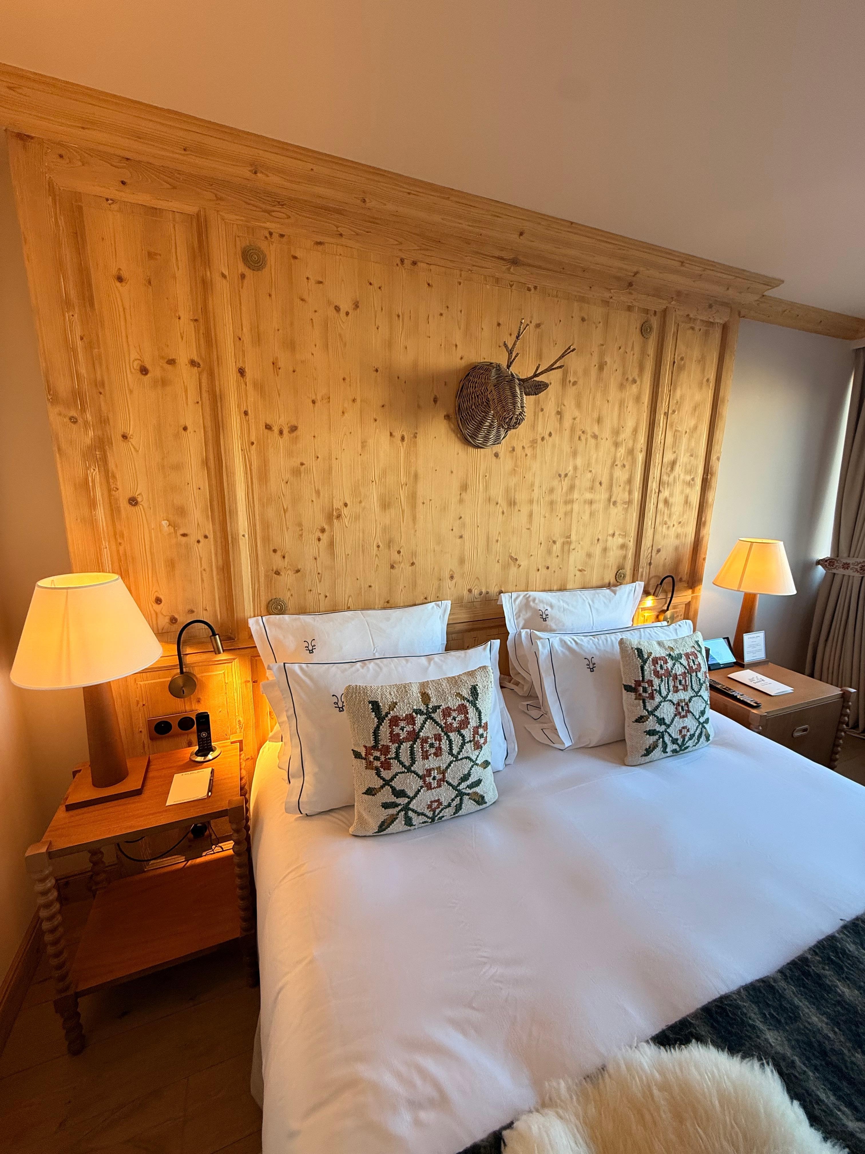 King bedroom facing the front view with mountain view