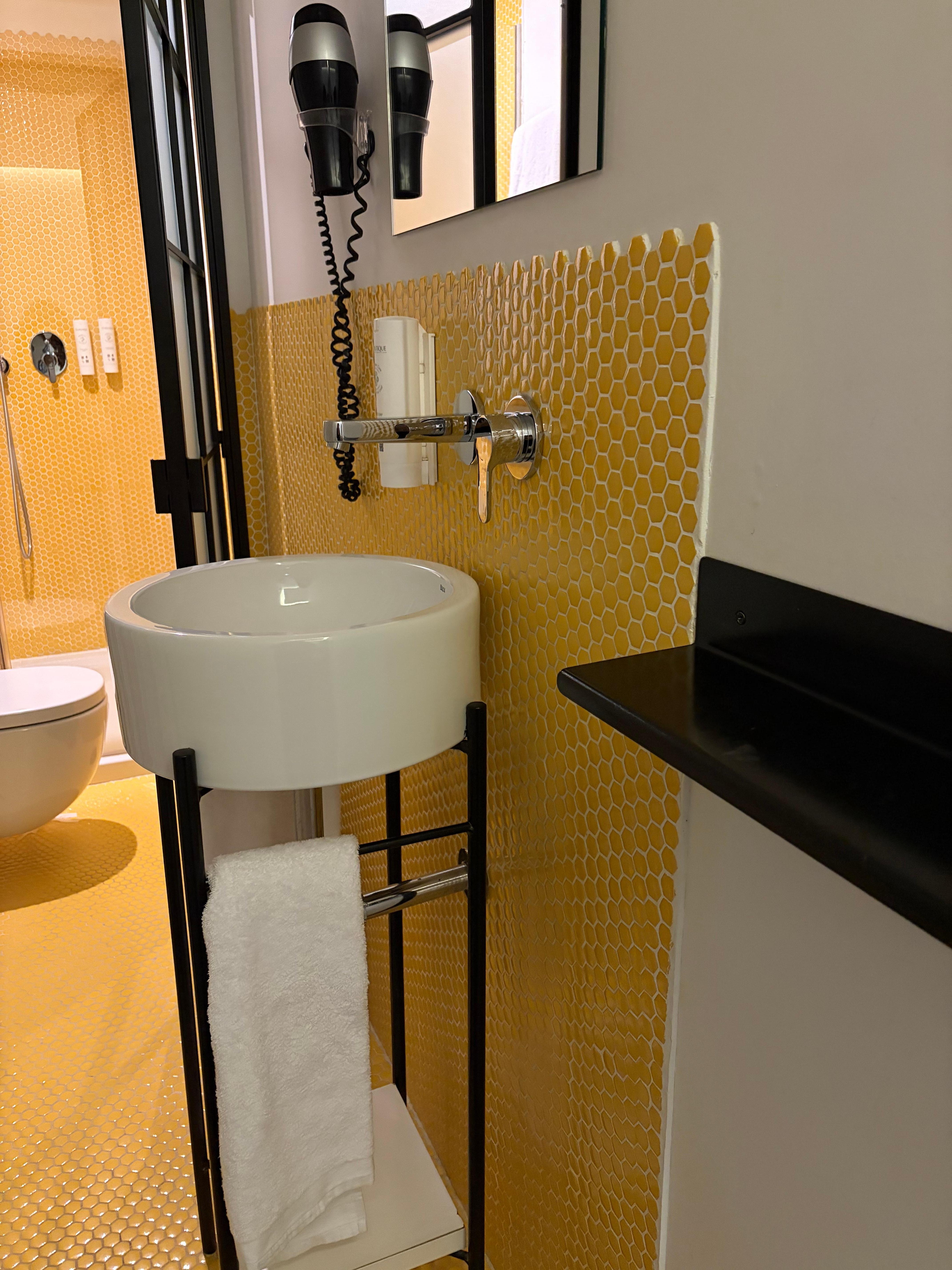 Tiene una ventana lateral nada más. El espacio es pequeño. 