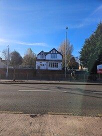 Beautiful house on a main road. Easy to get where we needed.