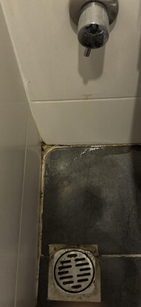 Not clean and leaking water