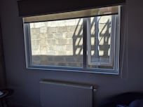 Seule fenêtre et 1 mètre derrière..déprimant...