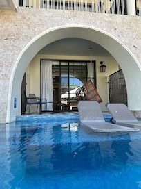 Swim up junior suite