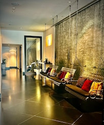 電梯旁轉角休息區