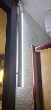 Reglette lumineuse suspendue, arrachée du mur ...