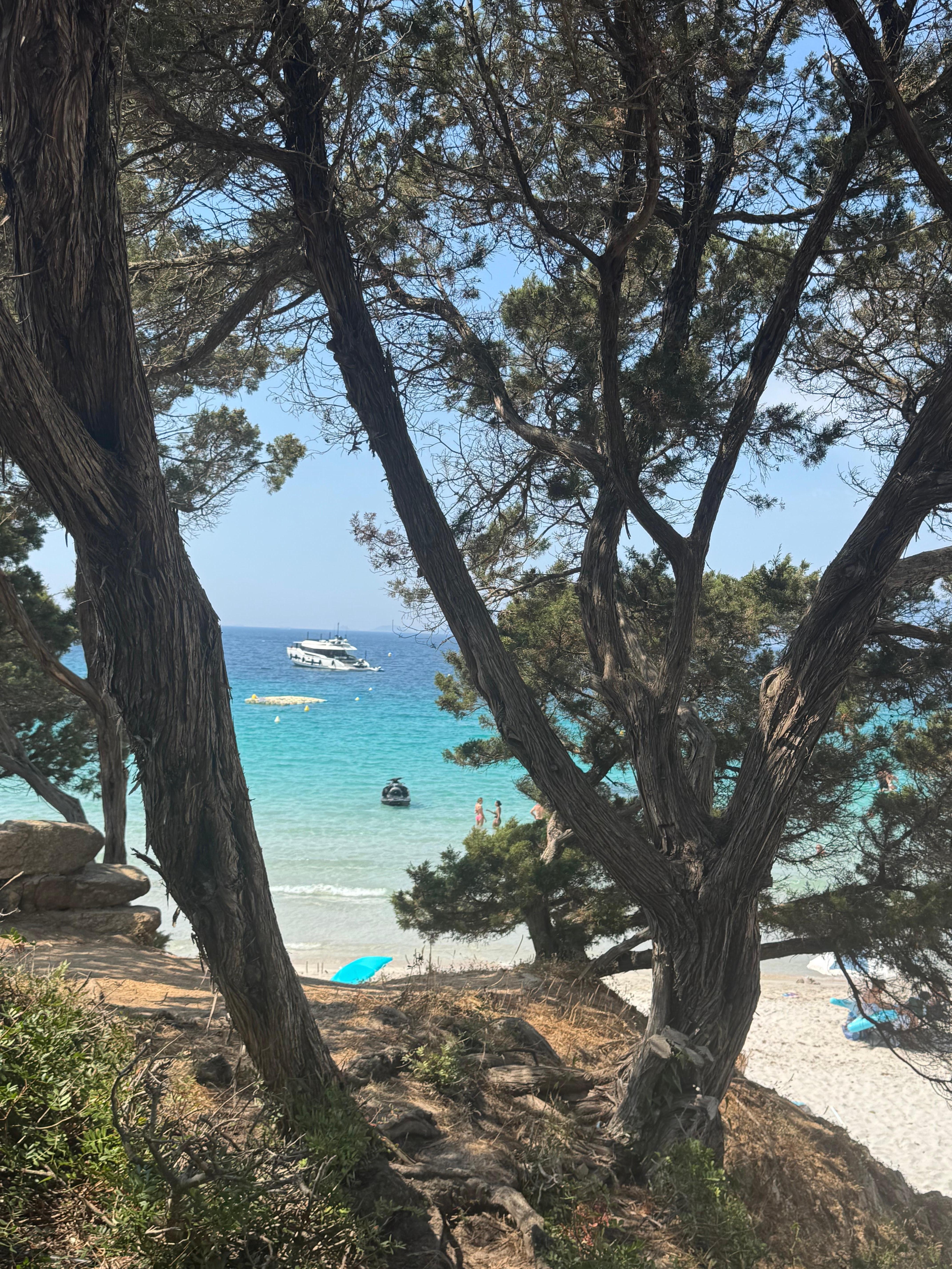 Plage en bas de la maison 