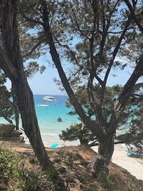 Plage en bas de la maison