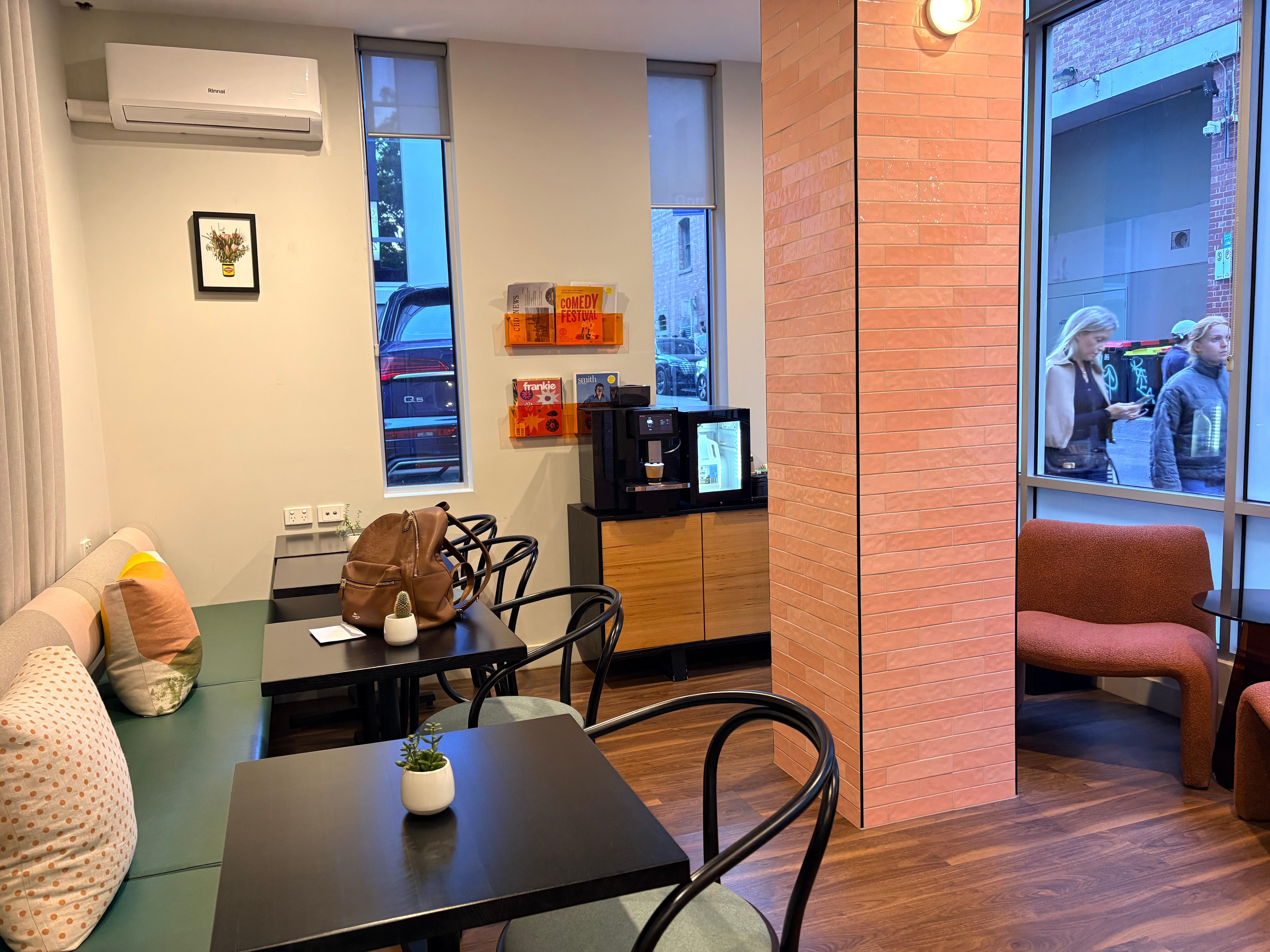 くつろげる場所もありコーヒーや紅茶、水などサービスも行き届いていました。