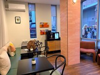 くつろげる場所もありコーヒーや紅茶、水などサービスも行き届いていました。