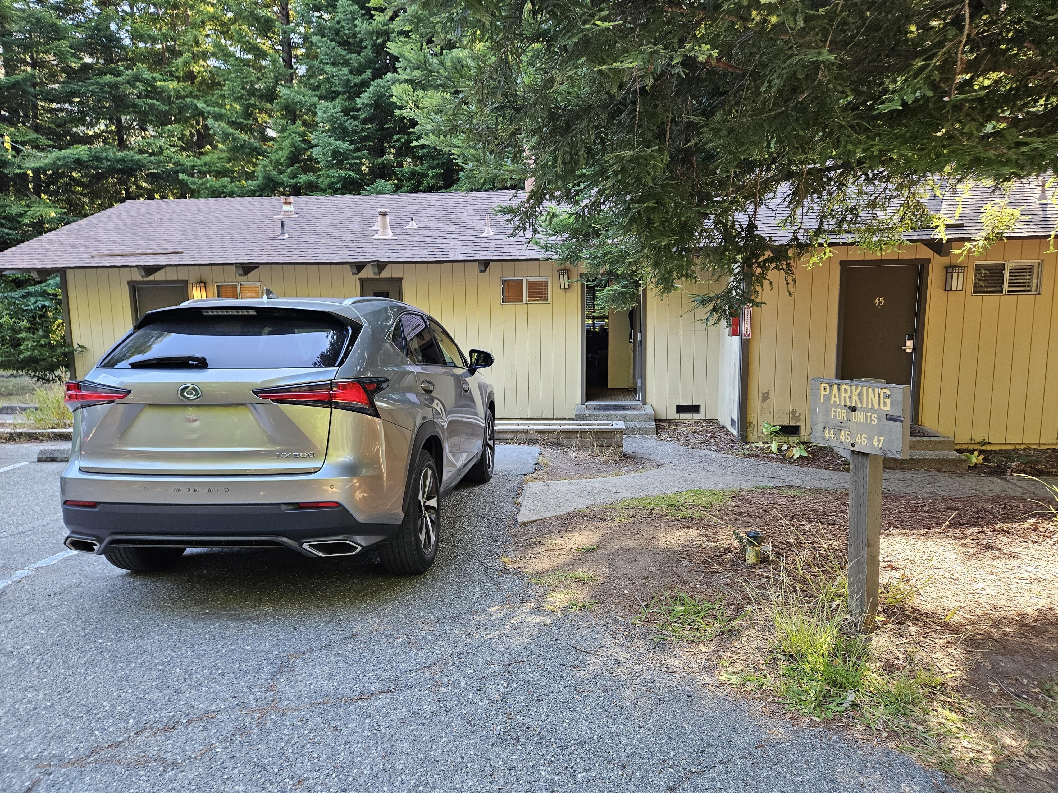 Group of 4 cabins and designated parking spots right in front