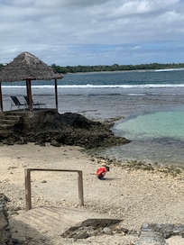 Low tide. Great for exploring and swimming in the cut-out with no waves