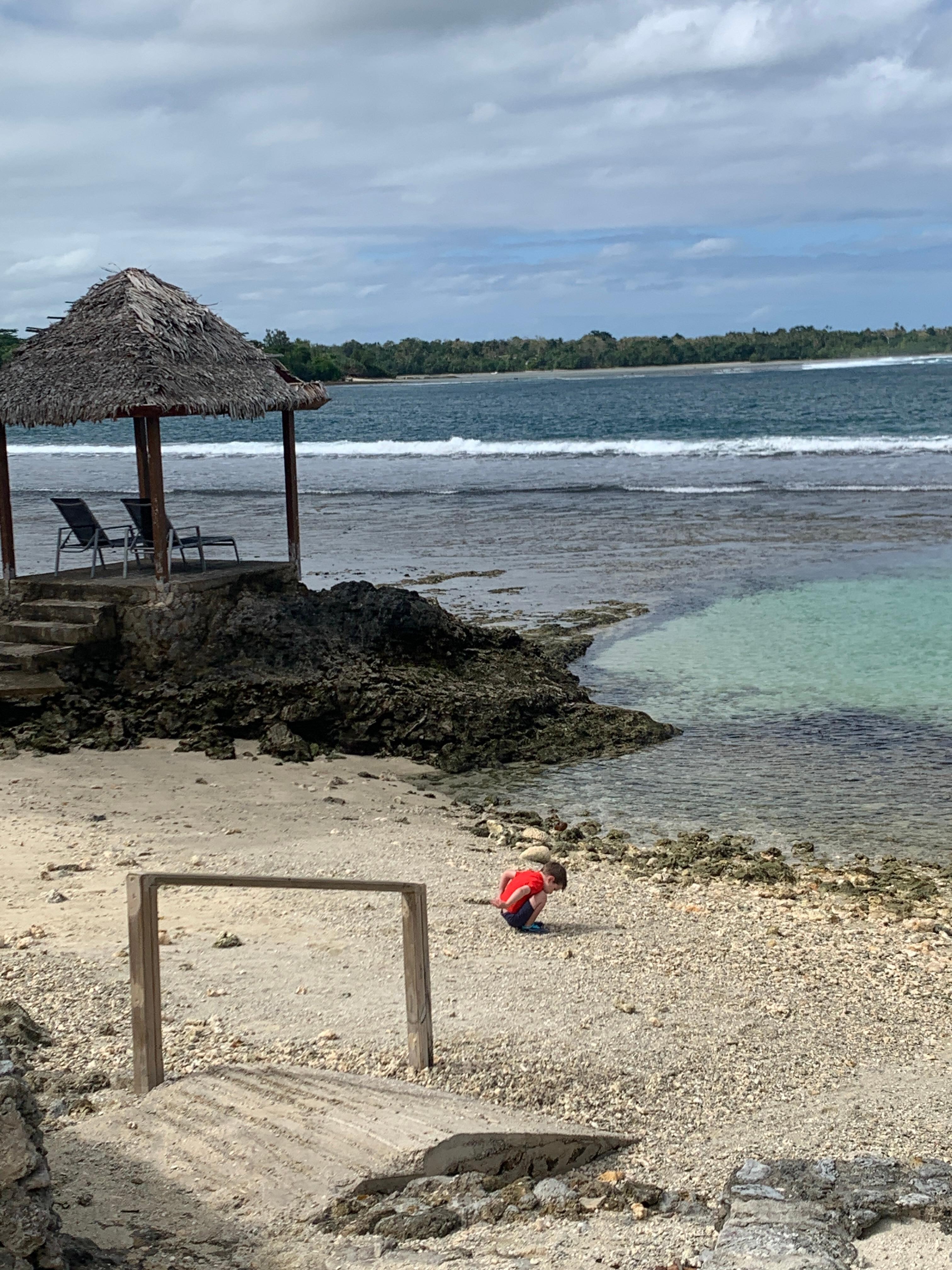 Low tide. Great for exploring and swimming in the cut-out with no waves