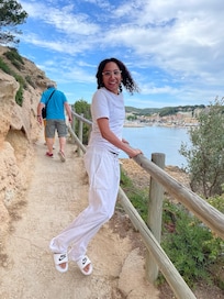 suite au conseil de l’hôte avons visité les alentours et nous sommes tombés sur un lieu magique. Ne faites pas attention à la personne sur la photo elle ne fait pas partie du séjour.