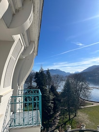 Privilege Queen room, oblique view of Annecy lac.