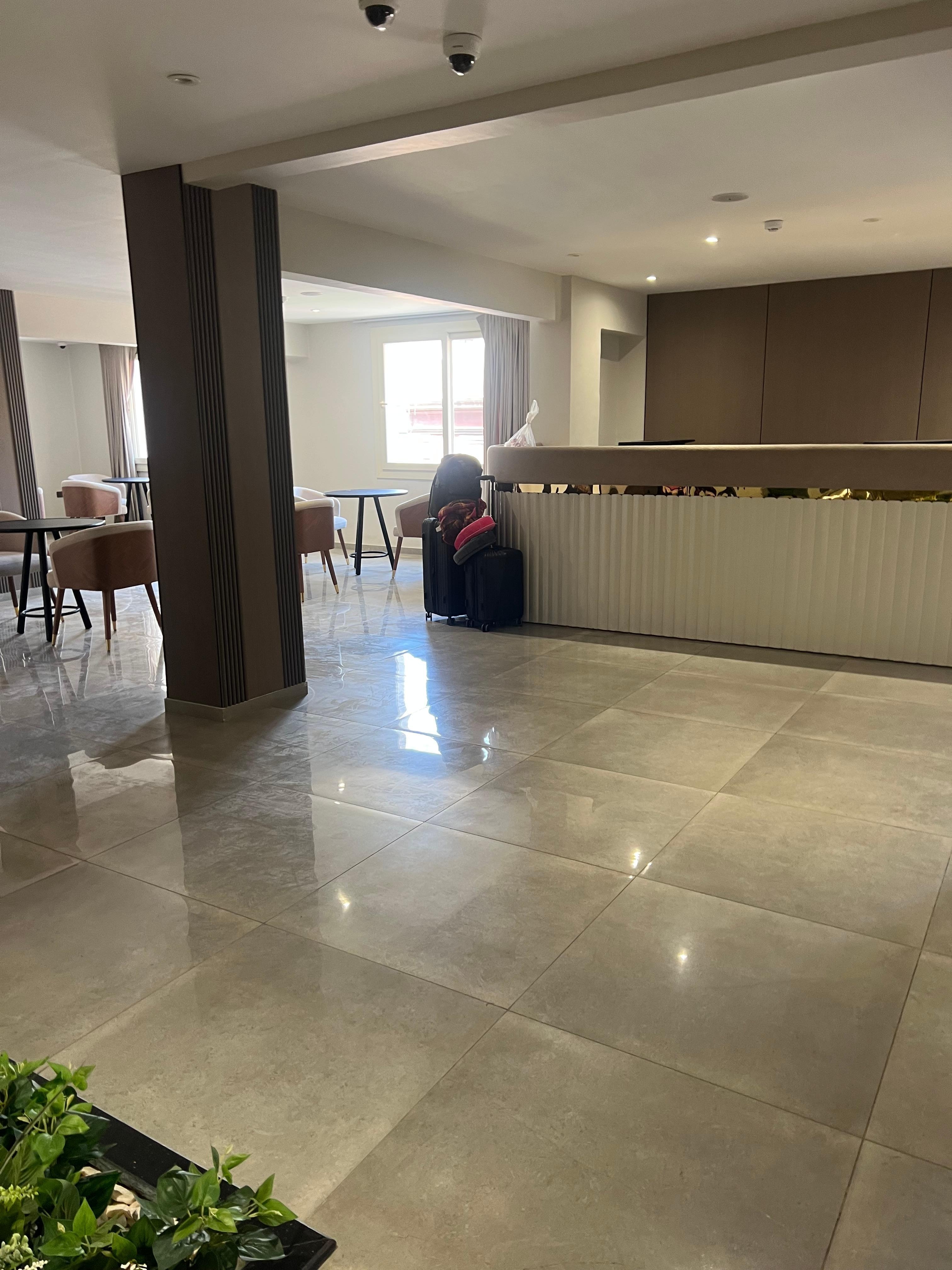 Compare this front lobby to the picture they show. Very different. It’s ok, just not the impression you get from Expedia. 