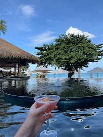 Swim up bar