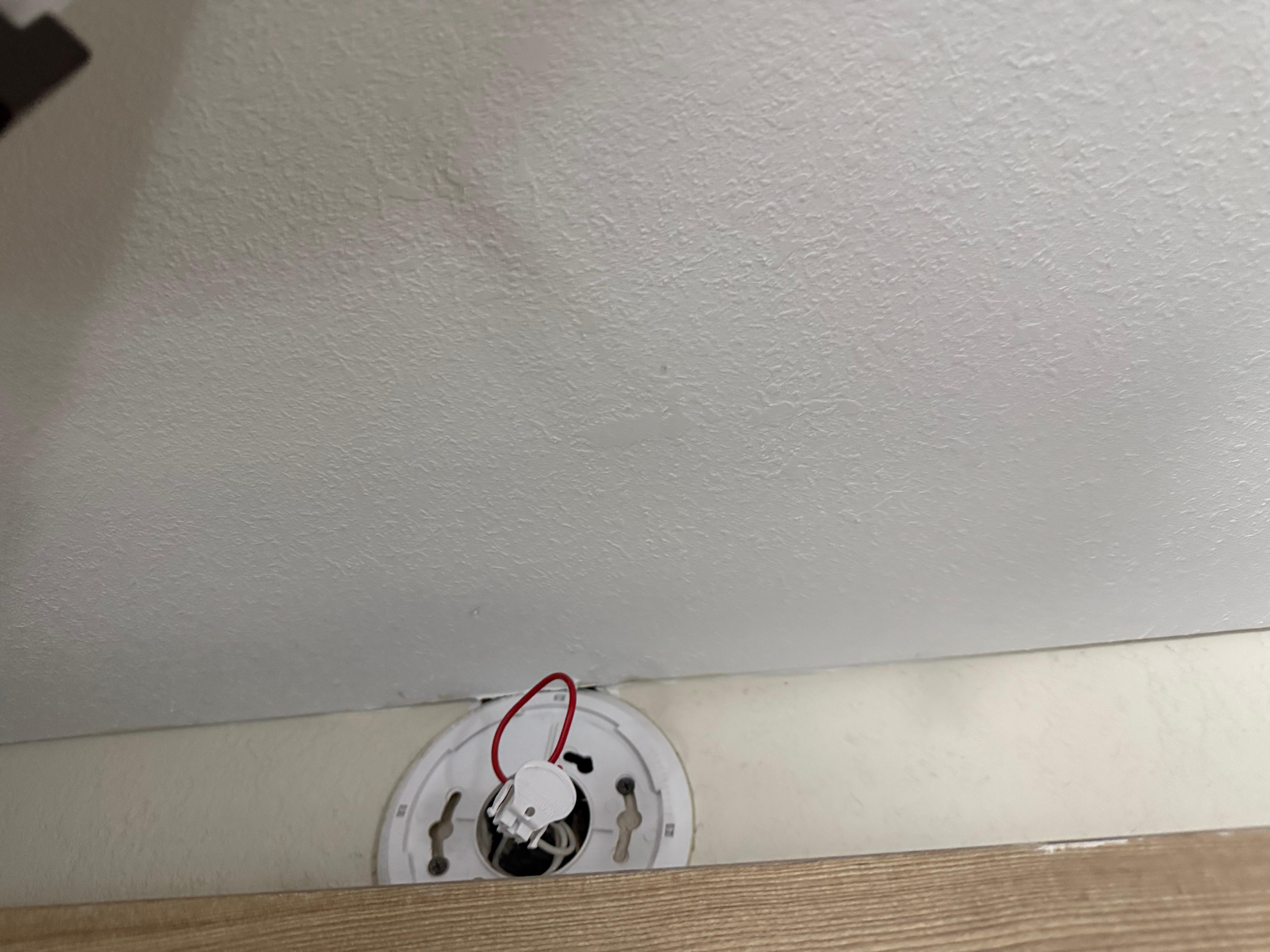 Missing smoke alarm in the room