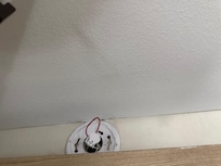 Missing smoke alarm in the room