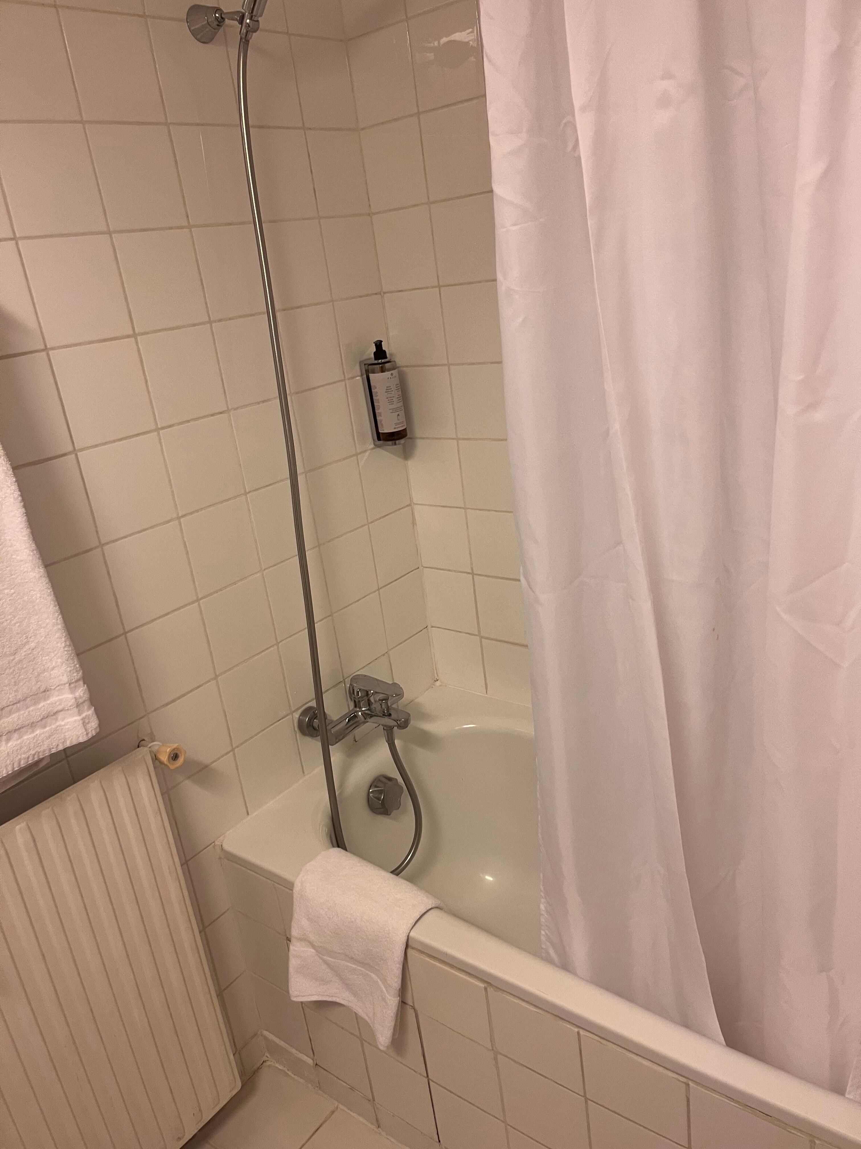 Salle de bain digne d’un mauvais studio d’étudiant 