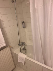 Salle de bain digne d’un mauvais studio d’étudiant