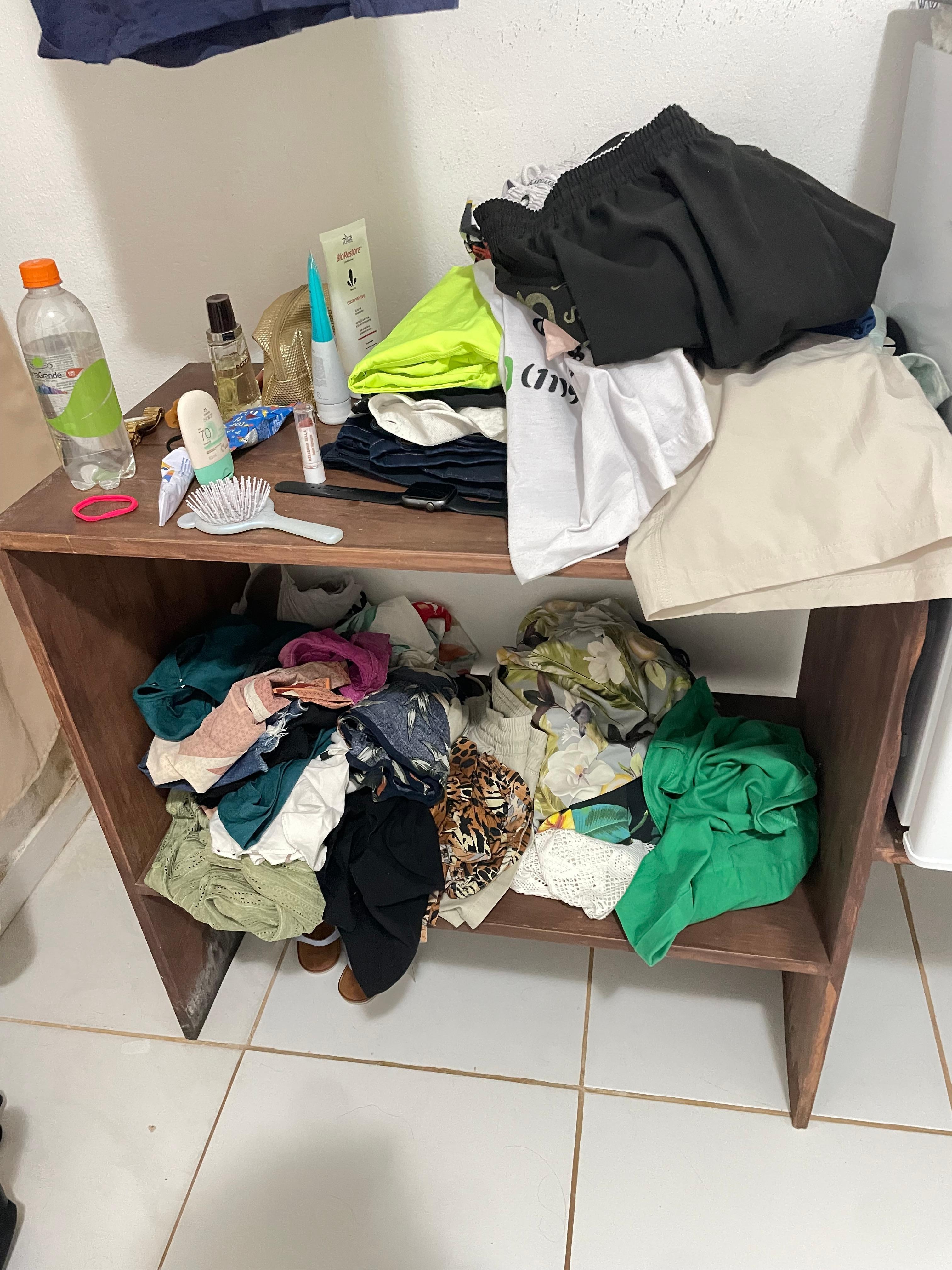 Não tem guarda roupa 