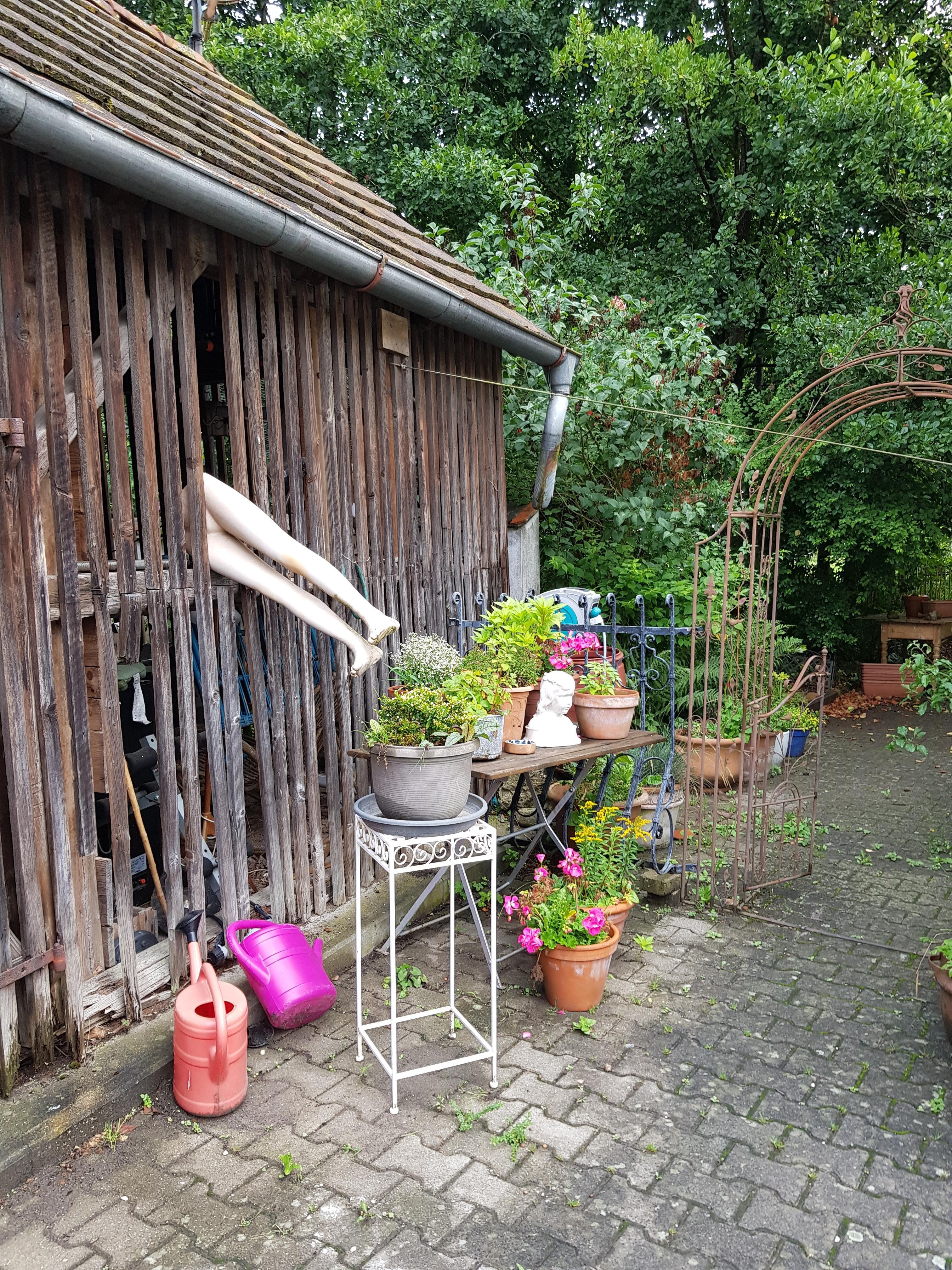 Etwas skurrile Deko am Garteneingang