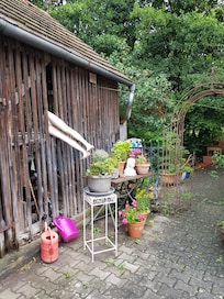 Etwas skurrile Deko am Garteneingang