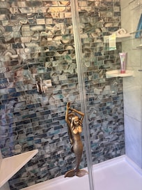 great sliced agate tile in the primary bath
