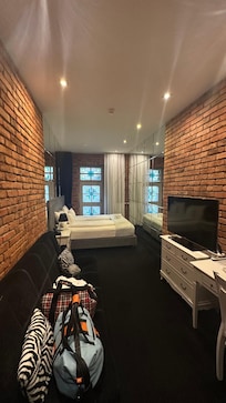 Das Fenster , welches weder einen Ausblick nach draußen gibt und sich nicht öffnen lässt