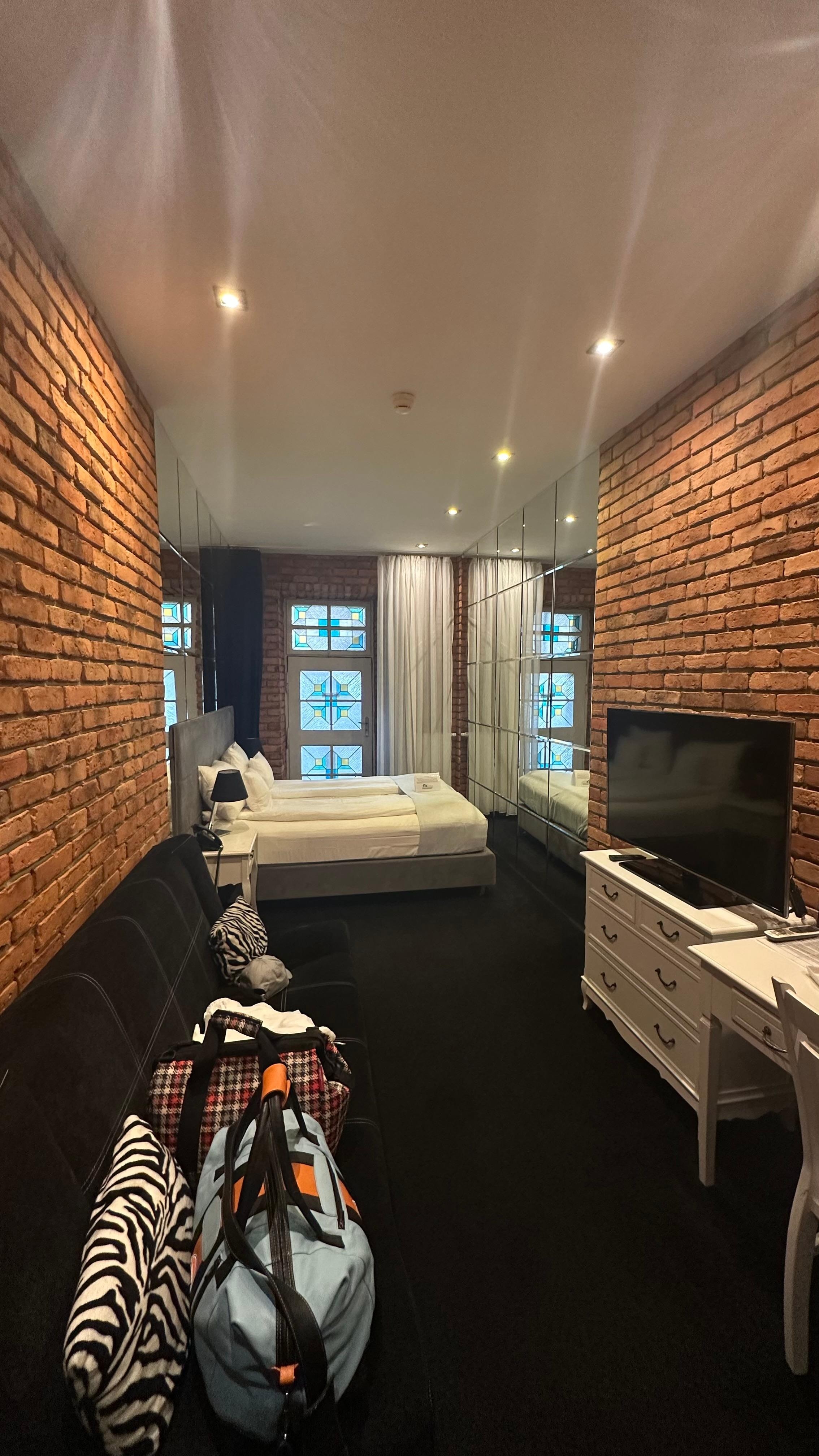 Das Fenster , welches weder einen Ausblick nach drauĂen gibt und sich nicht öffnen lĂ€sst