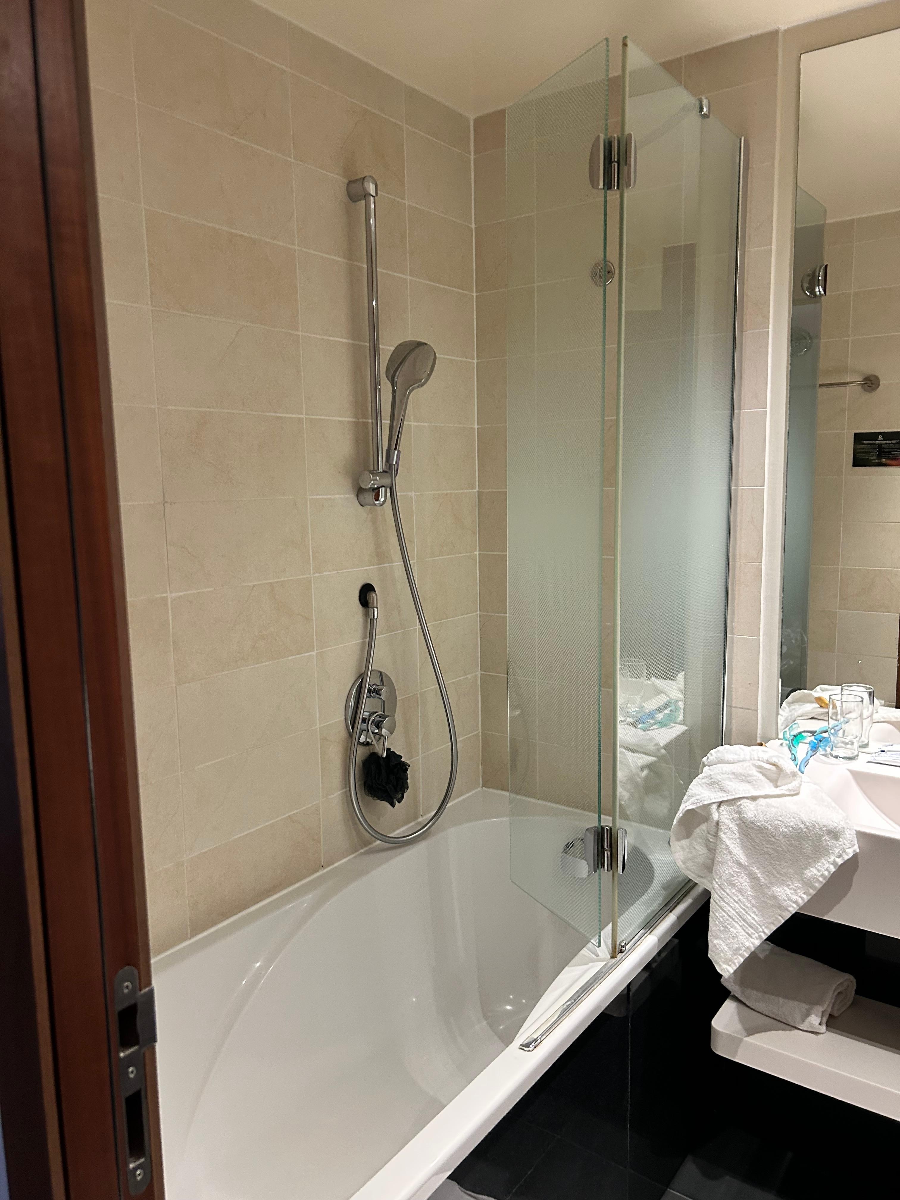 Shower/tub - GREAT water pressure & hot water
