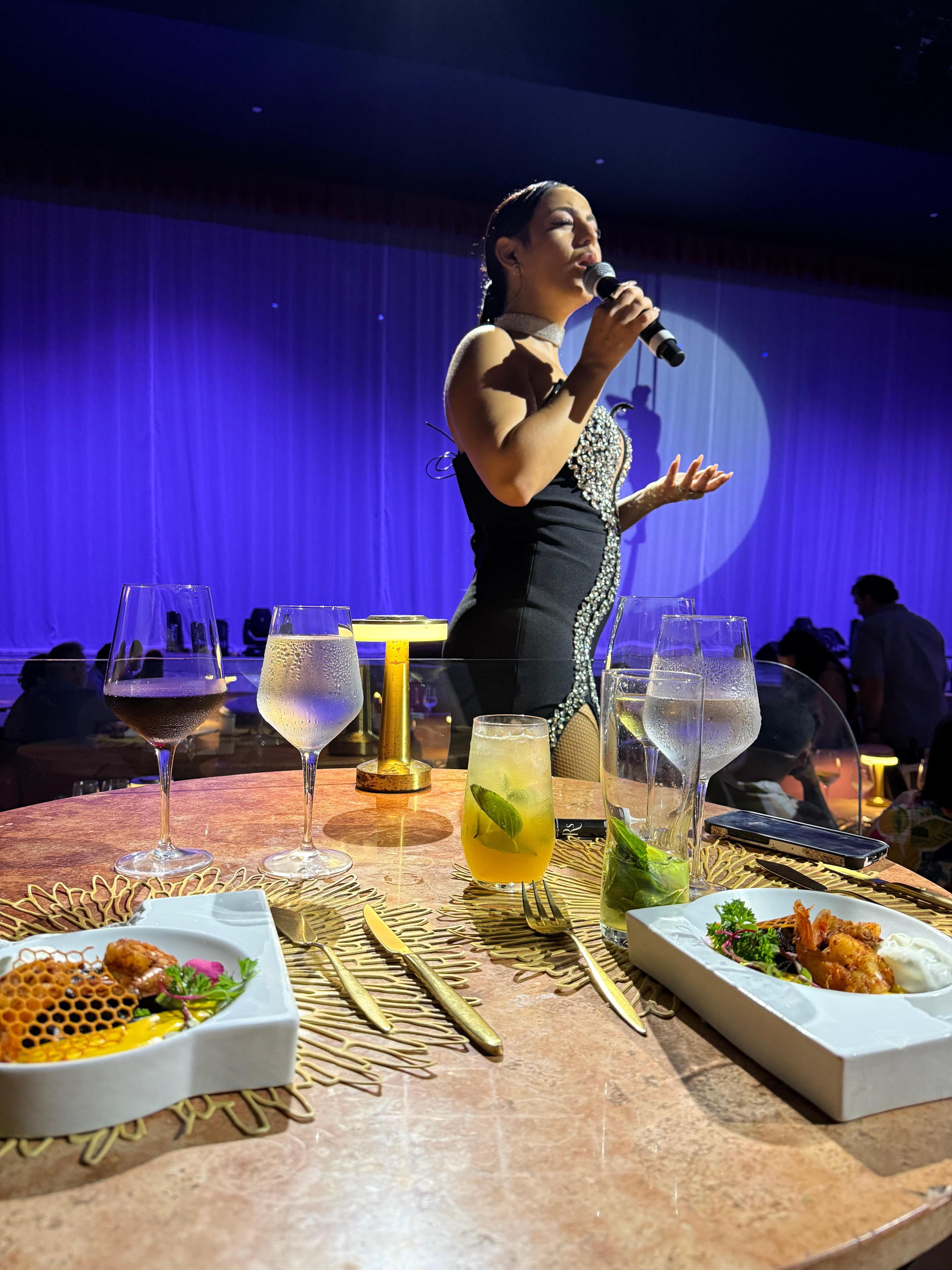 Cena en Chic Cabaret