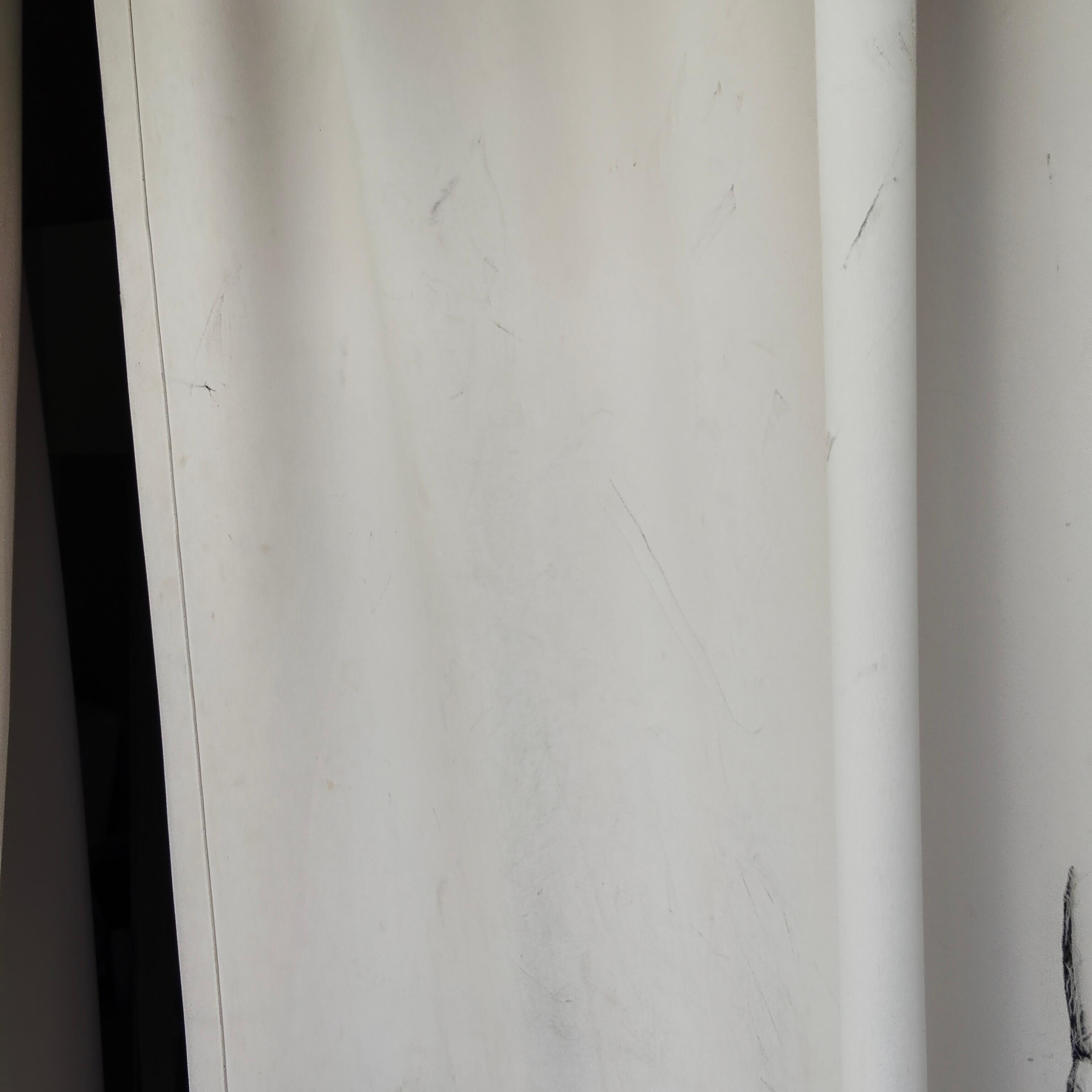 Cortinas rotas y sucias