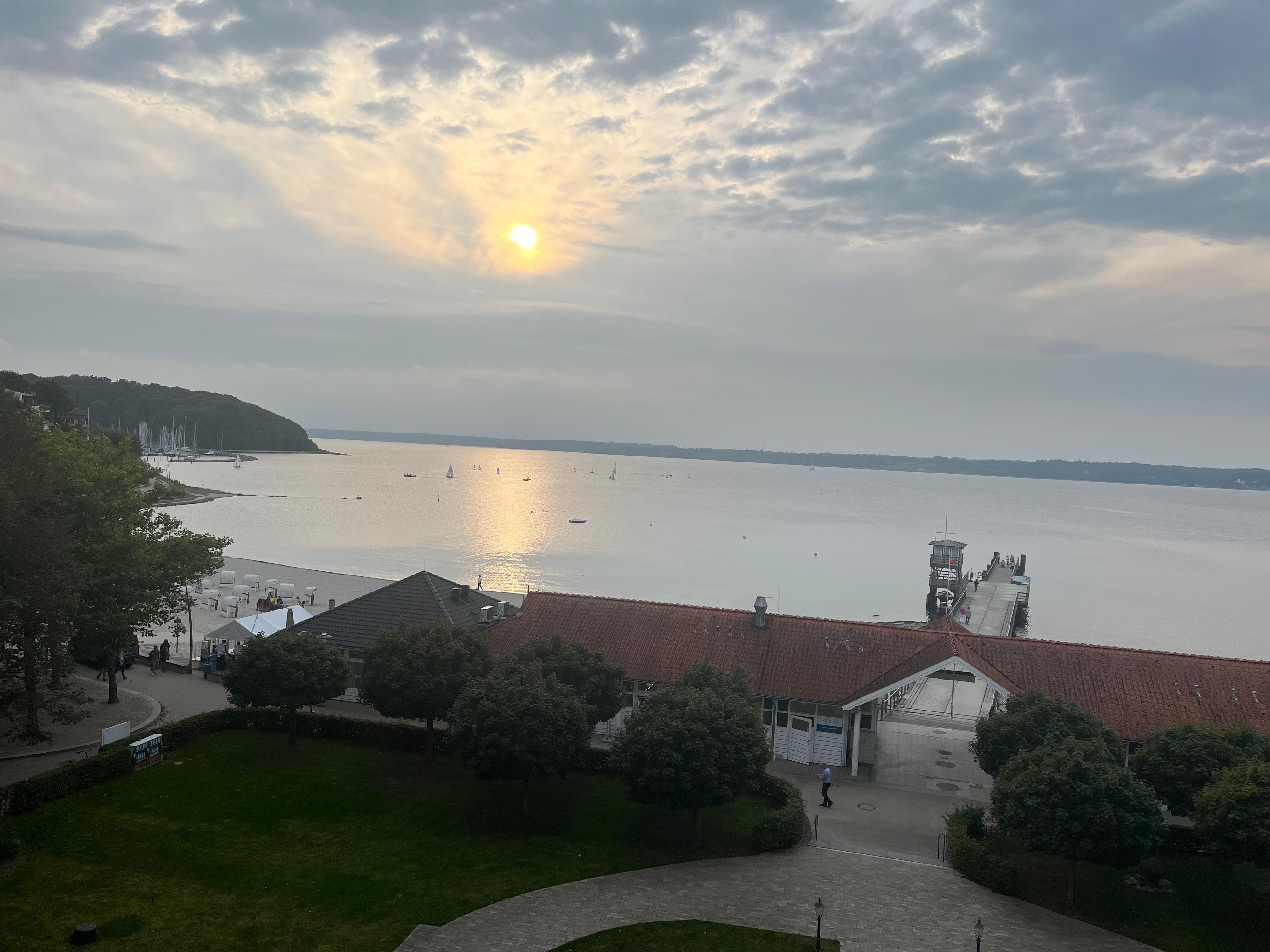 Solnedgang fra balkonen på værelset. 