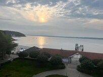Solnedgang fra balkonen på værelset.