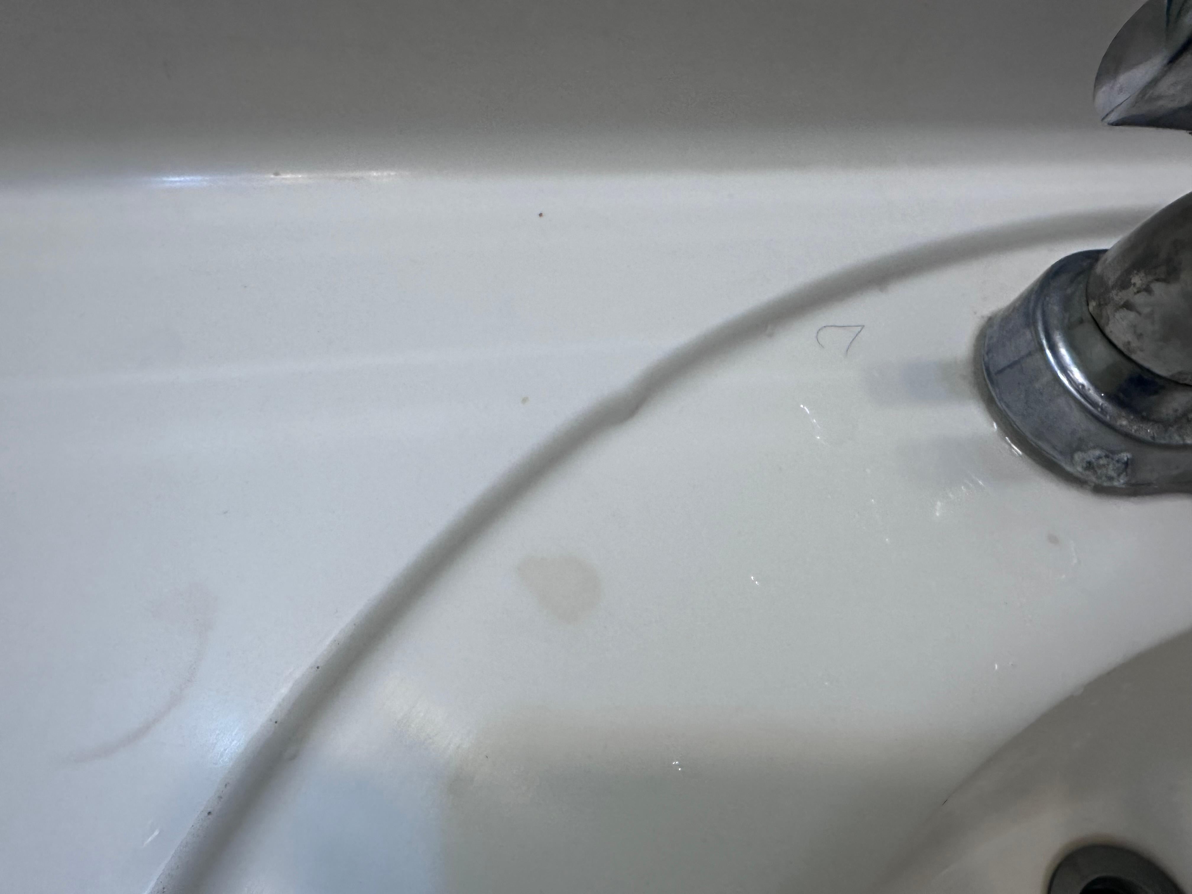 Pelos en el lavamanos