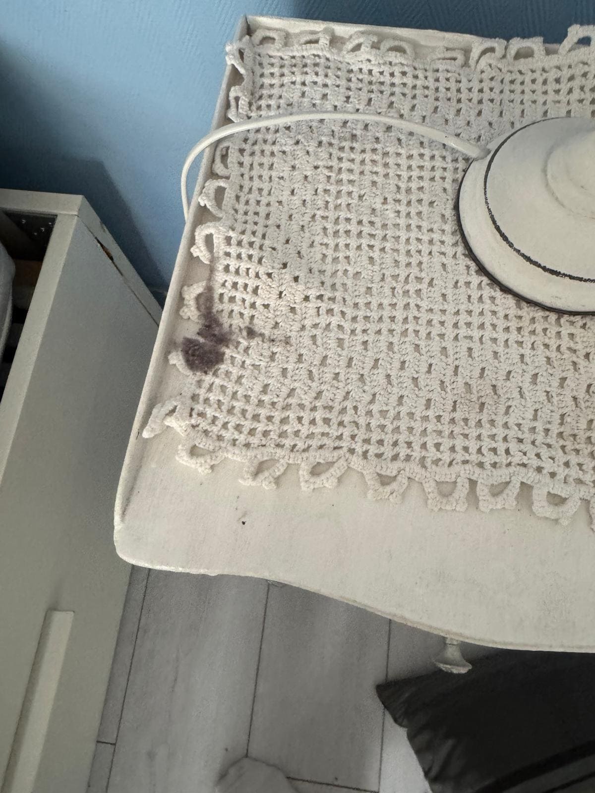 Poussières table de chevet