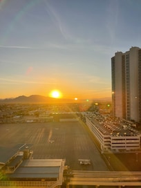 Notre vue sur les montagnes et le lever du jour