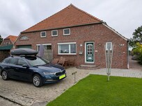 Die rechte Seite ist die FeWo und rechts am Haus ist noch etwas Wiese.