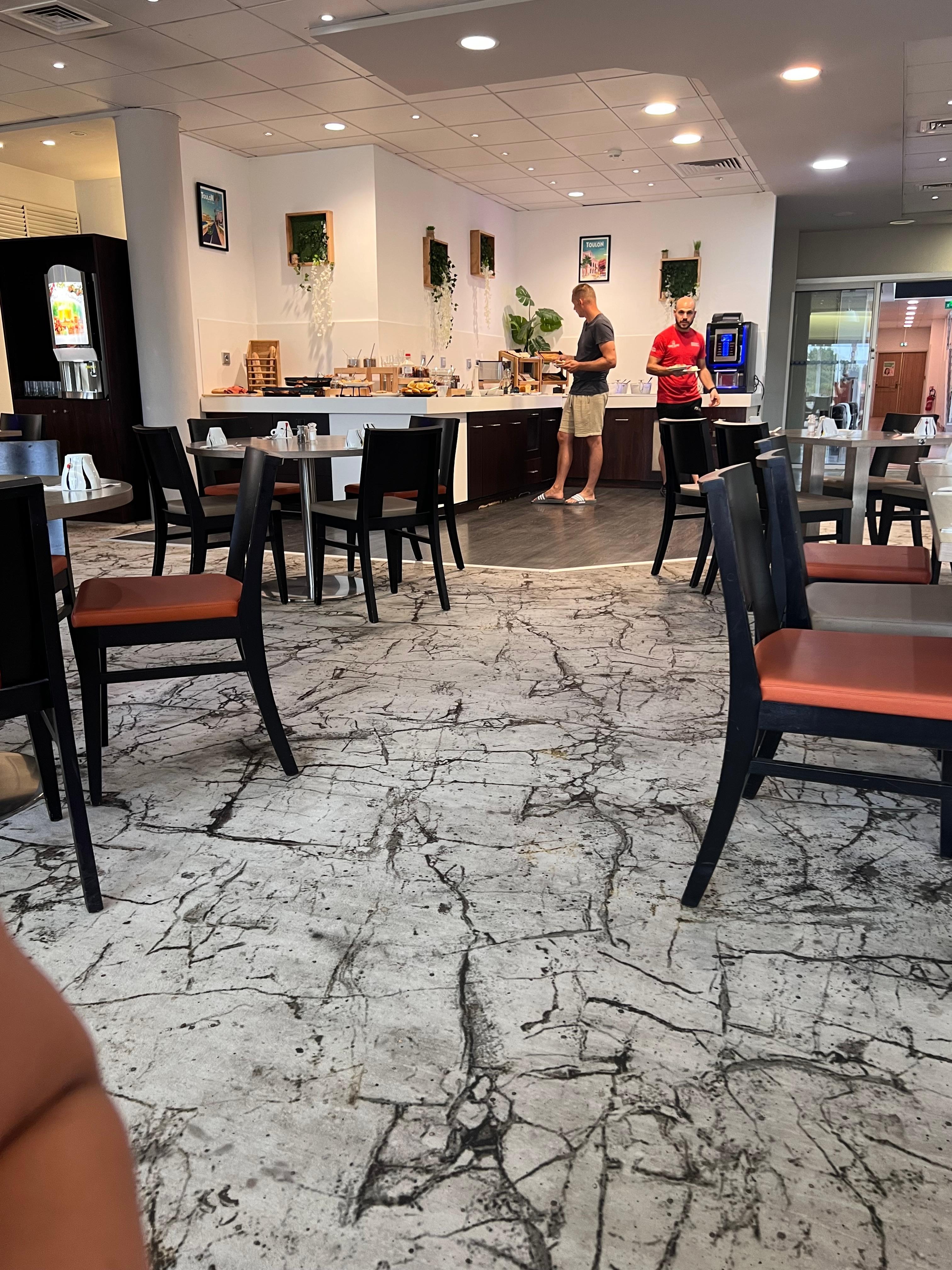 Speisesaal. Der Teppich ist so dreckig.