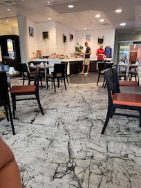 Speisesaal. Der Teppich ist so dreckig.