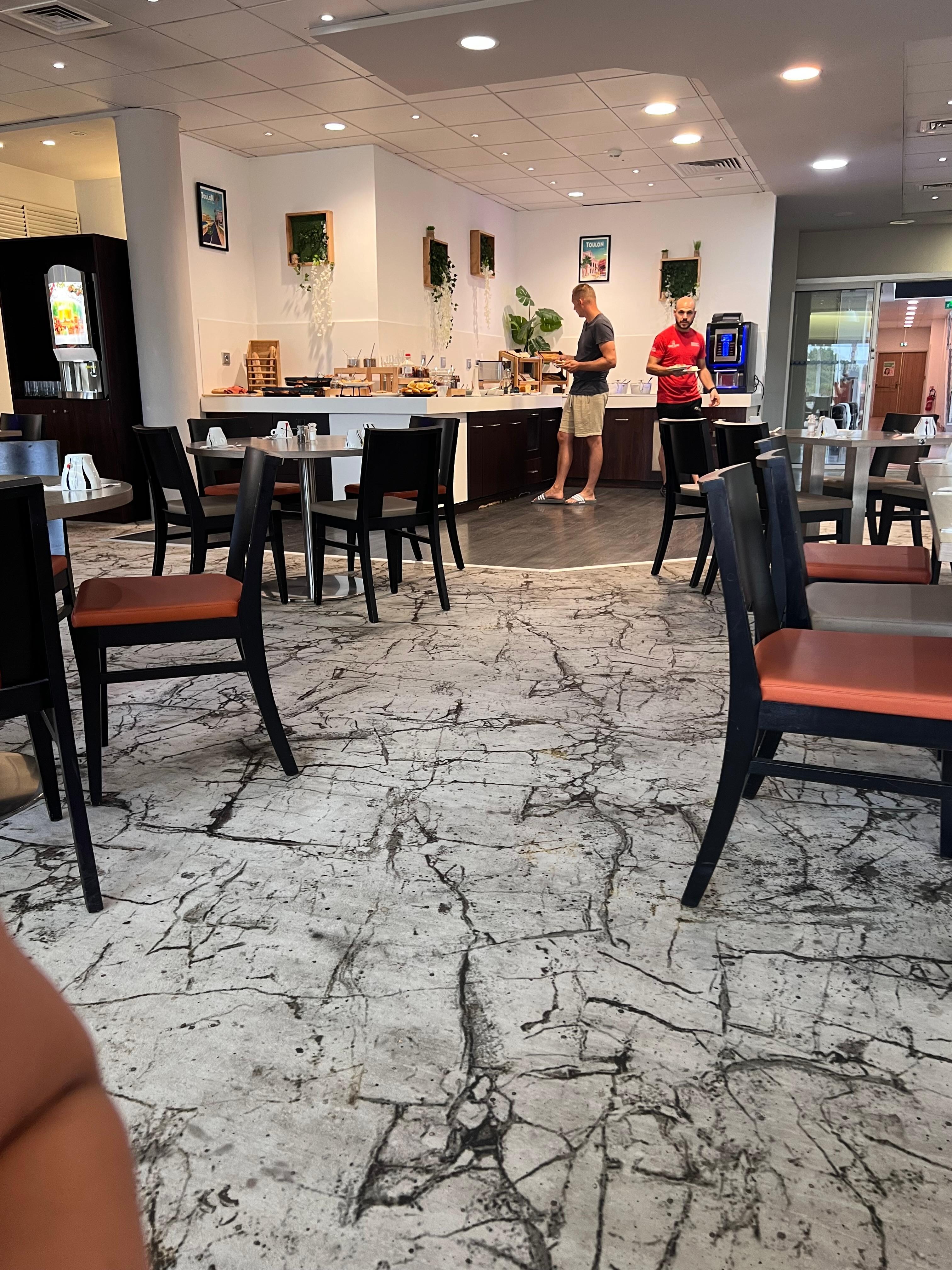 Speisesaal. Der Teppich ist so dreckig. 
