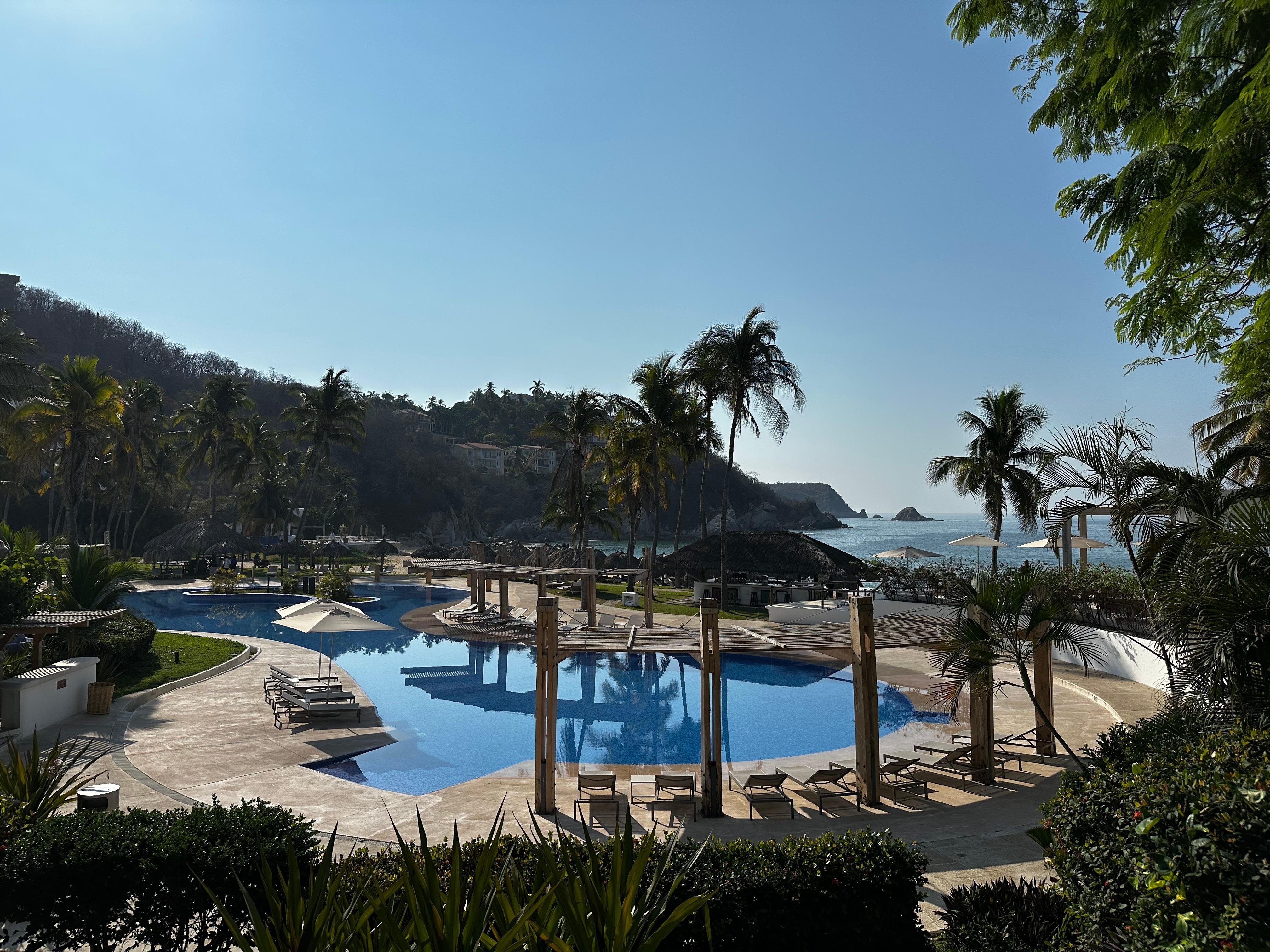 Vista de la alberca, que está deliciosa, calientita al atardecer