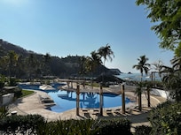 Vista de la alberca, que está deliciosa, calientita al atardecer